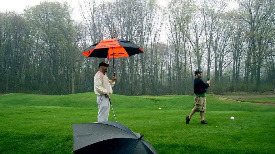 an in-depth review of how to play golf in the rain comfortably. 